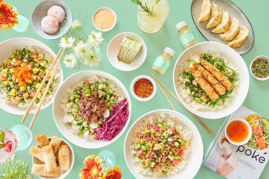 Kleurrijke poké bowls van Poké Perfect, bereid met verse ingrediënten zoals zalm, avocado, en groenten, ideaal voor een gezonde en snelle maaltijd.