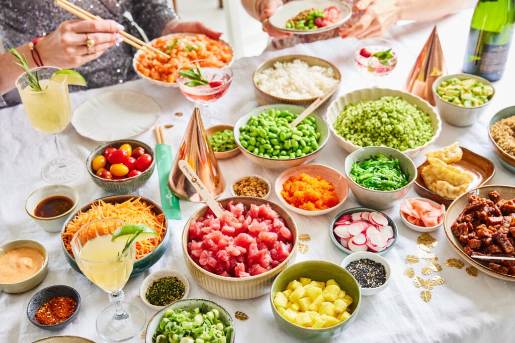 Verse poké bowls met kleurrijke ingrediënten zoals zalm, avocado, rijst en groenten, perfect gepresenteerd voor catering bij Poké Perfect.